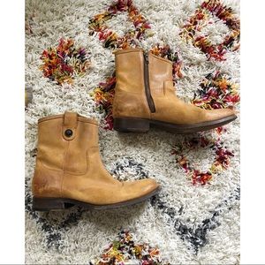 Frye Melissa Button Short ZIP Boot - size 9.5